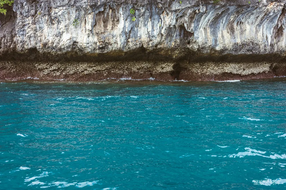 高清摄影 旅行 自然 一座悬崖旁边的大片水域