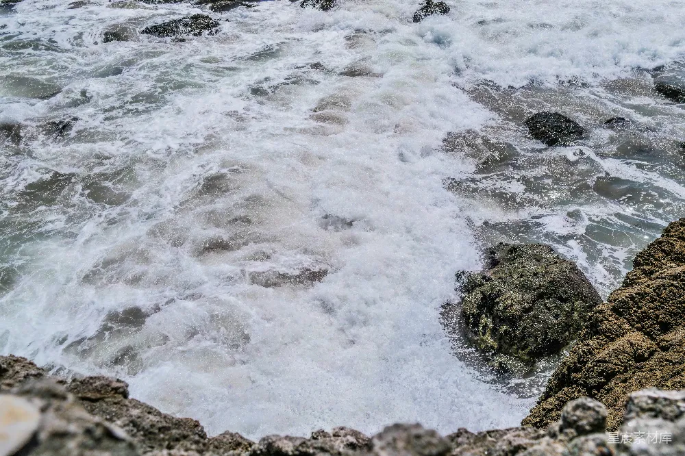 高清摄影  白天，海浪拍打着岩石。