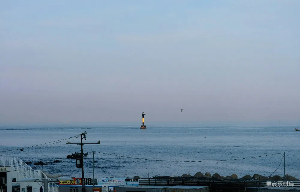高清摄影  从一栋建筑物的屋顶看海景