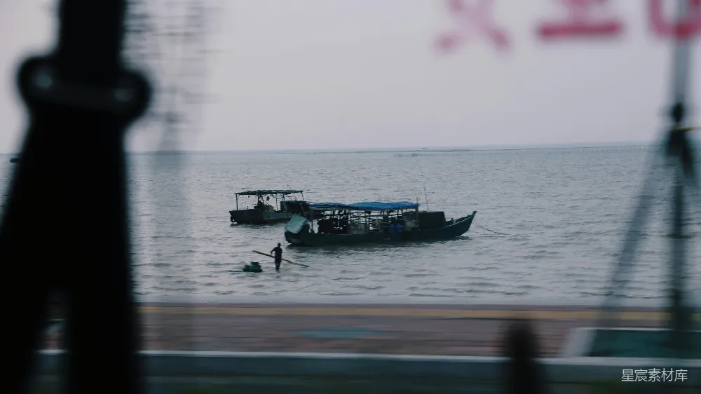 高清摄影 旅行 几艘船漂浮在一大片水域上。