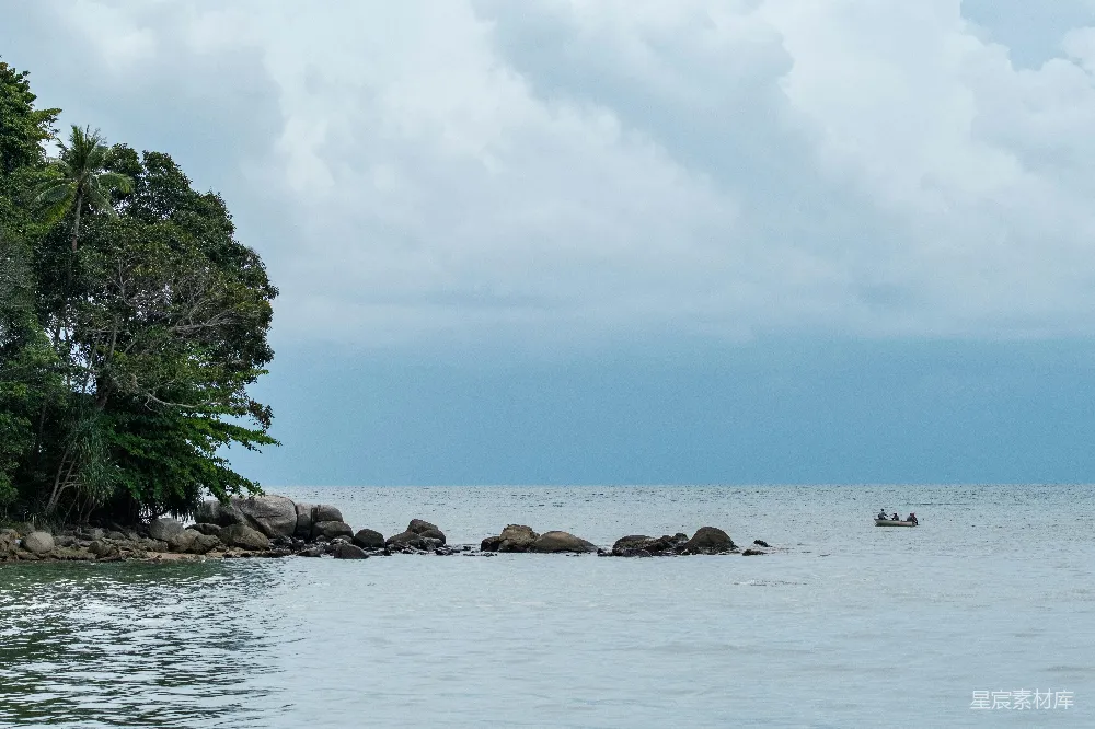 高清摄影  海岸地区宁静的海面和多云的天空。