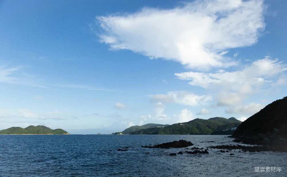高清摄影 自然 一片水域，背景中有山丘。