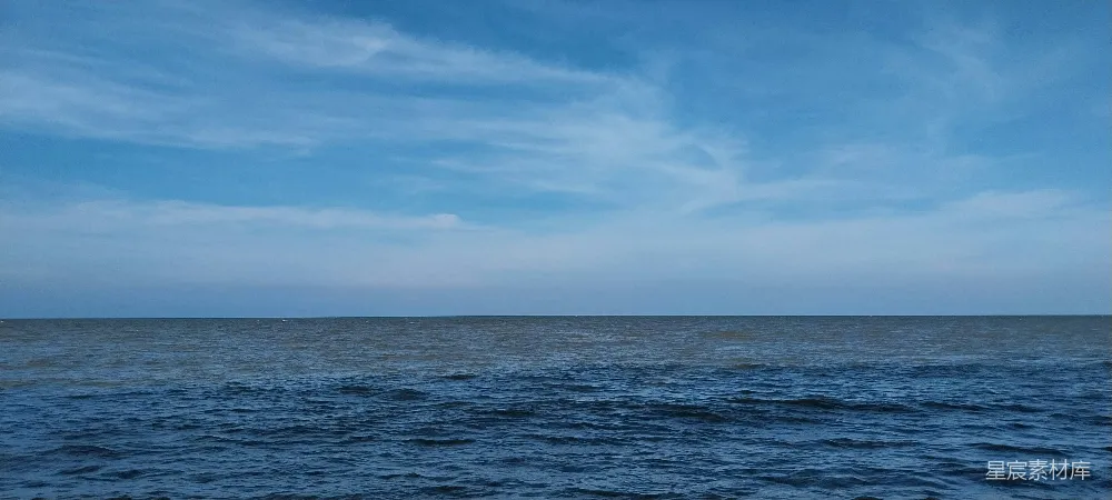 高清摄影  一片蓝色天空下的大片水域