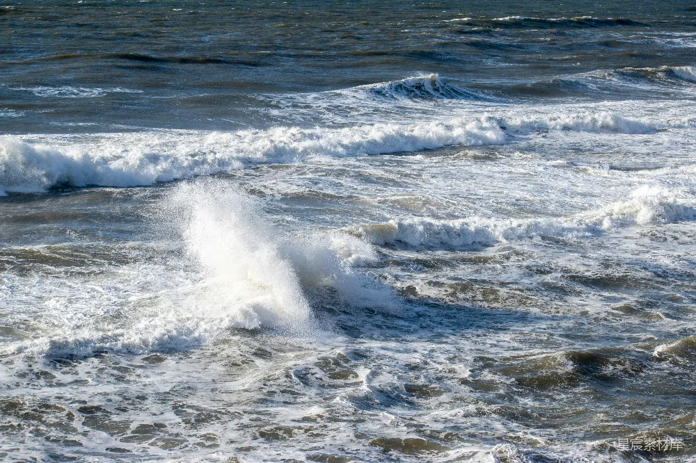 高清摄影  暴风雨天，海浪冲刷着沙滩。