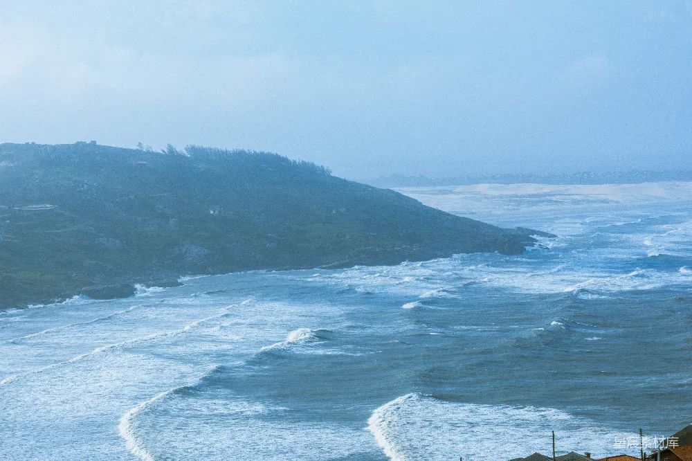 高清摄影  汹涌的海浪拍打着岩石海岸线。