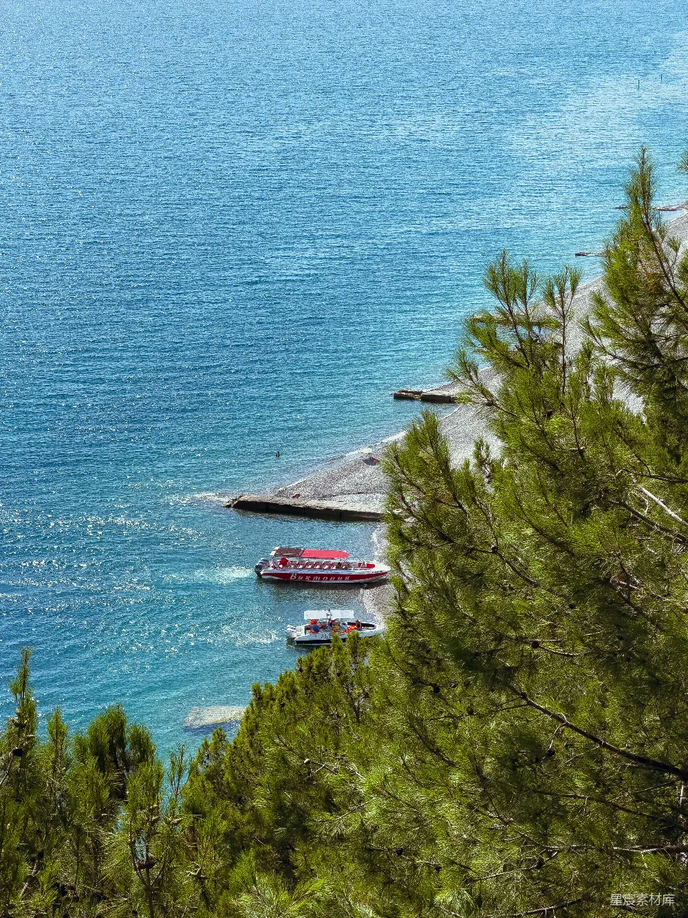 高清摄影  一艘船漂浮在湖泊上方，旁边有一片森林。