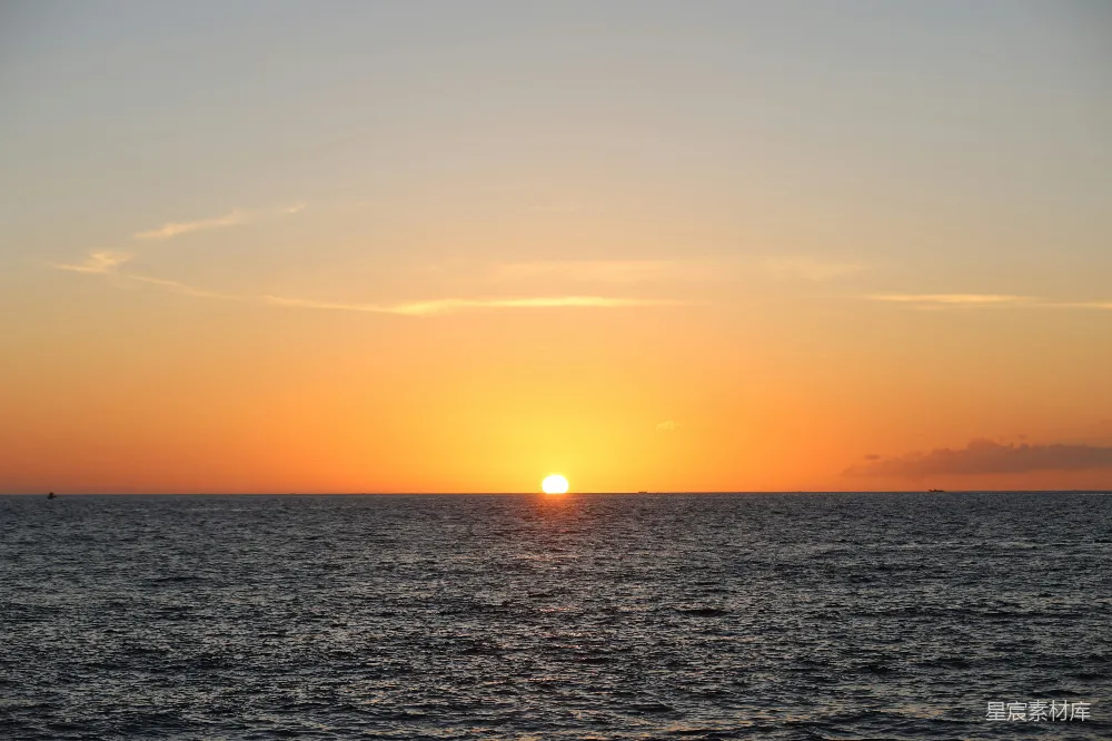 高清摄影  夕阳正挂在海面上。