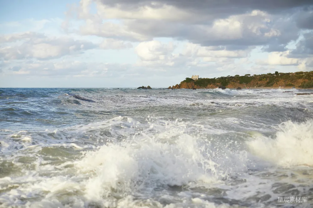 高清摄影  白天海浪拍打着海岸