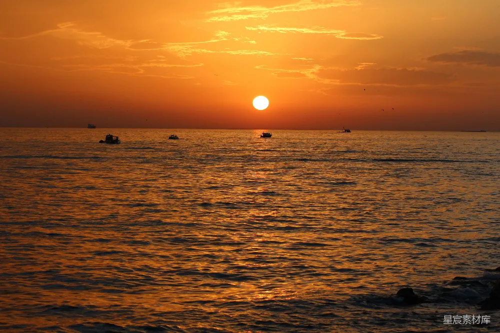 高清摄影  夕阳映照在水面上
