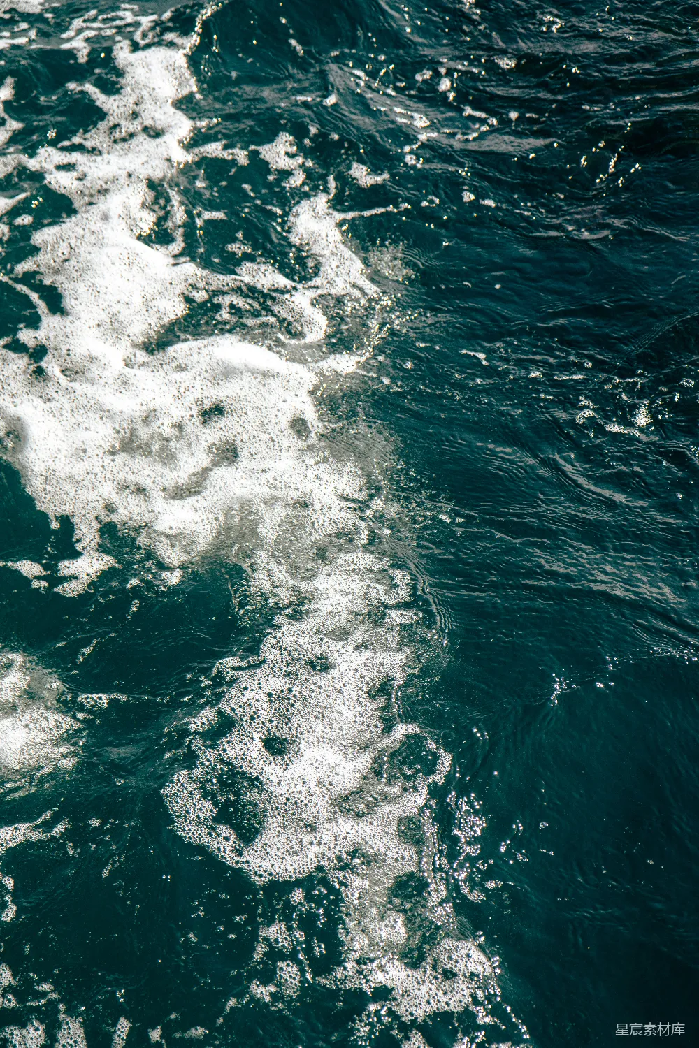 高清摄影  泡沫般的海洋水中有气泡。