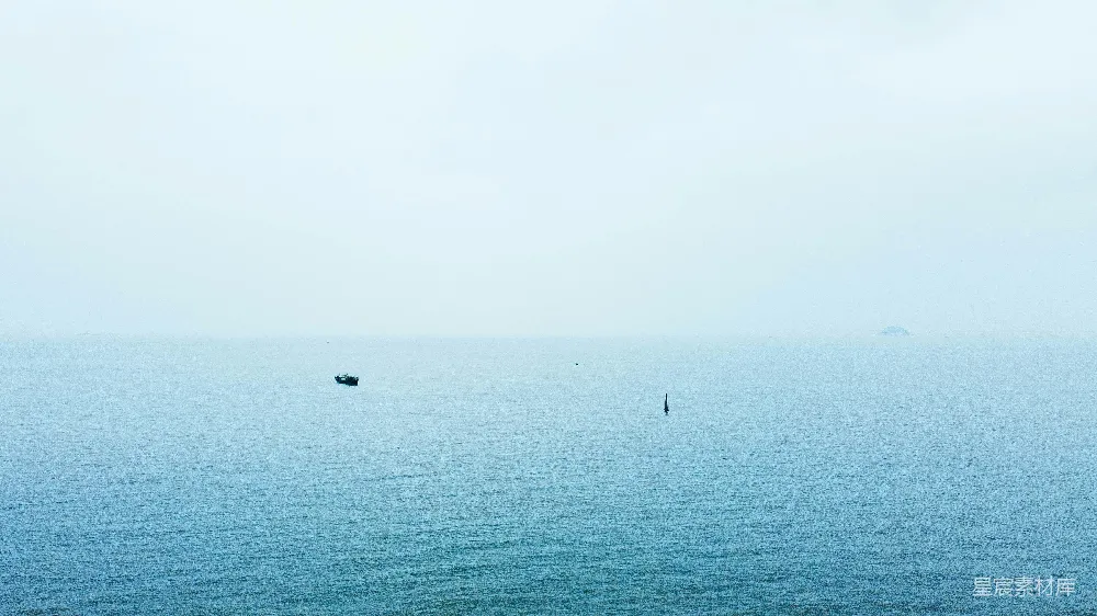 高清摄影  几艘船漂浮在一大片水域上。