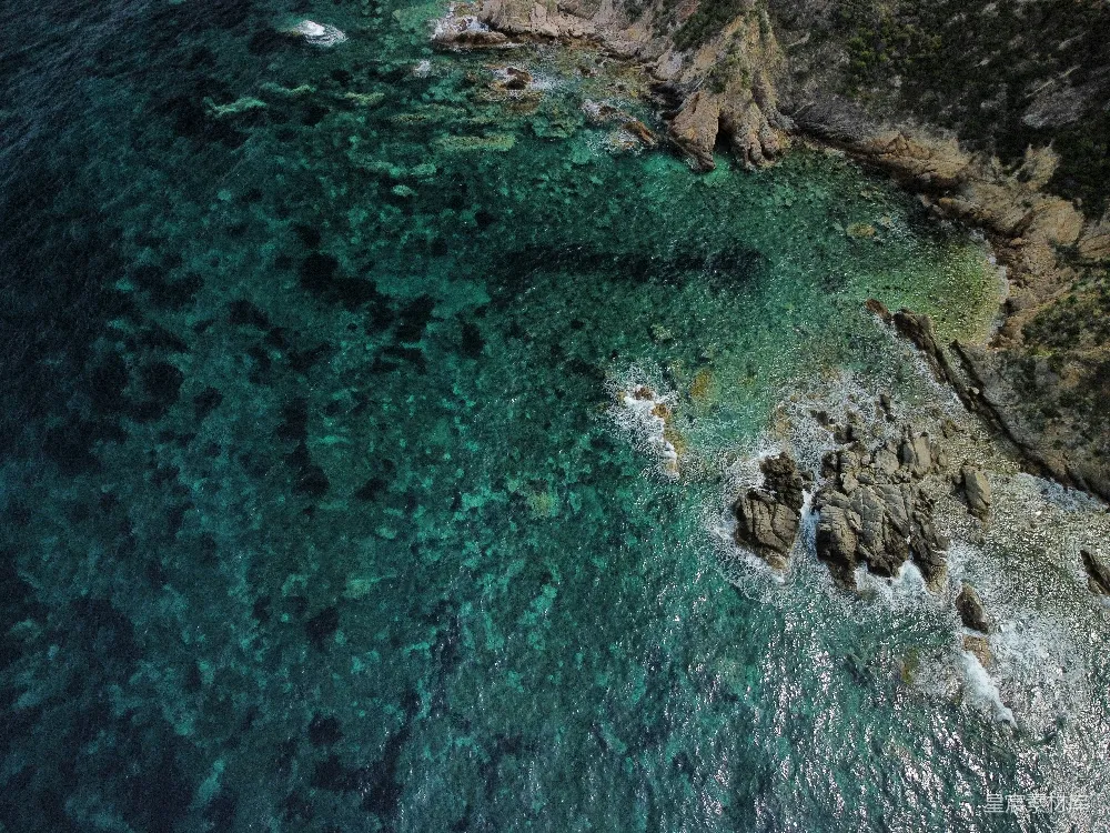 高清摄影  一个有岩石和植物环绕的水域