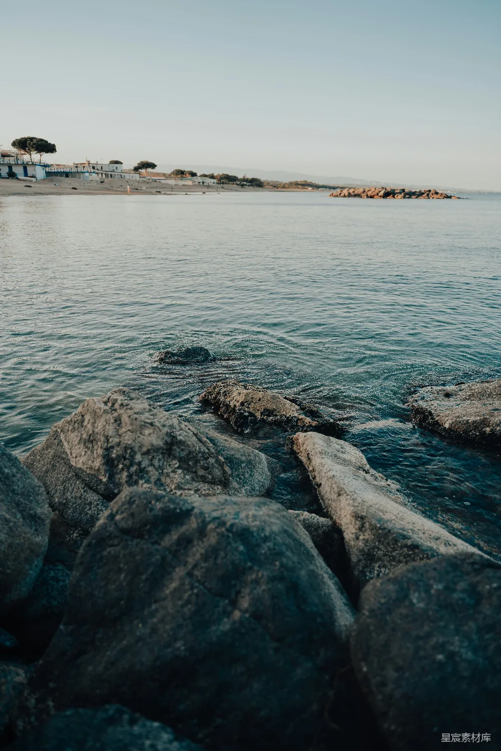 高清摄影  前景有岩石的水体