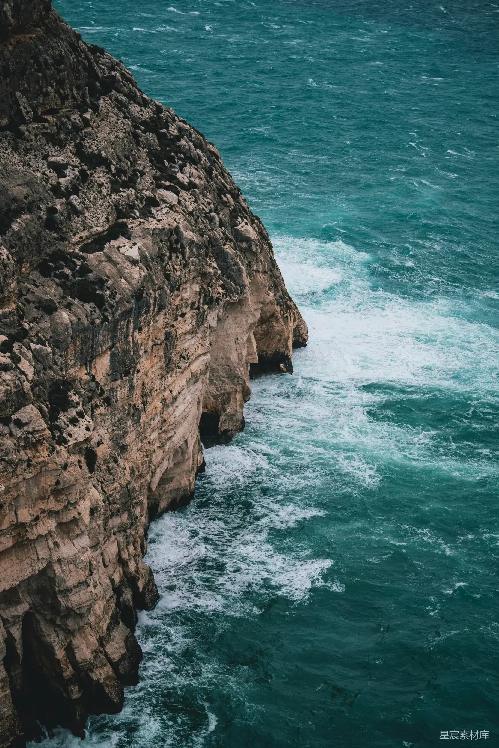 高清摄影  在海边的一块岩石峭壁
