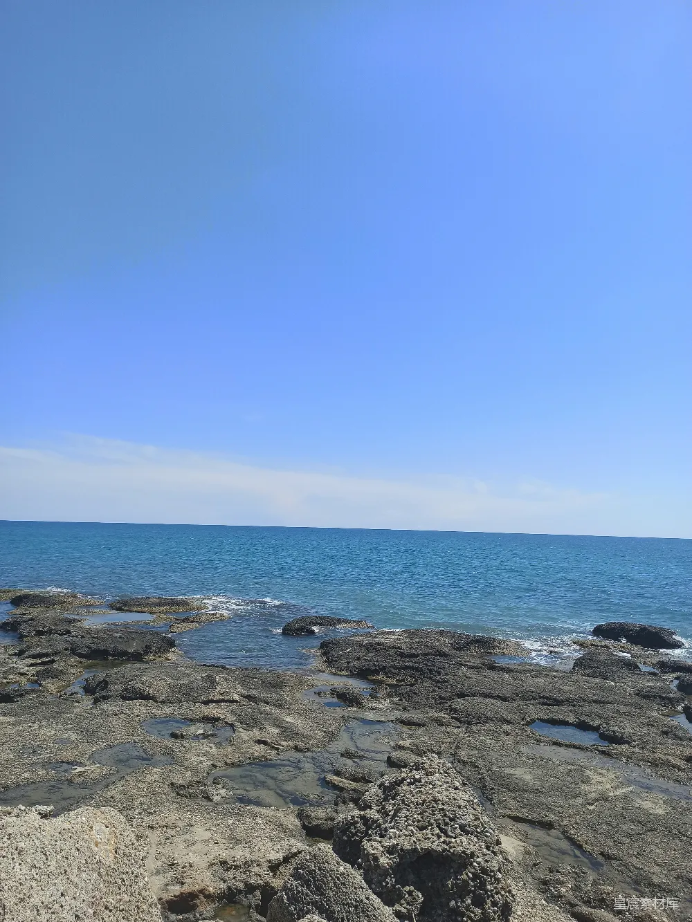 高清摄影  从岩石海岸望向海洋的景色
