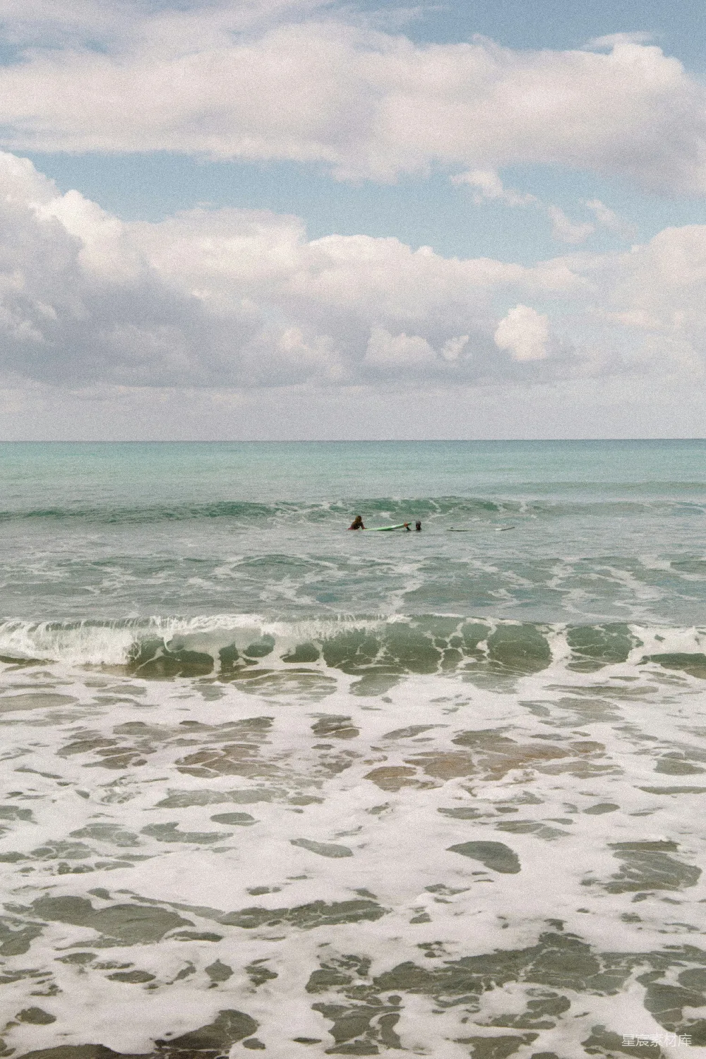 高清摄影  一个人在海浪上骑着冲浪板。