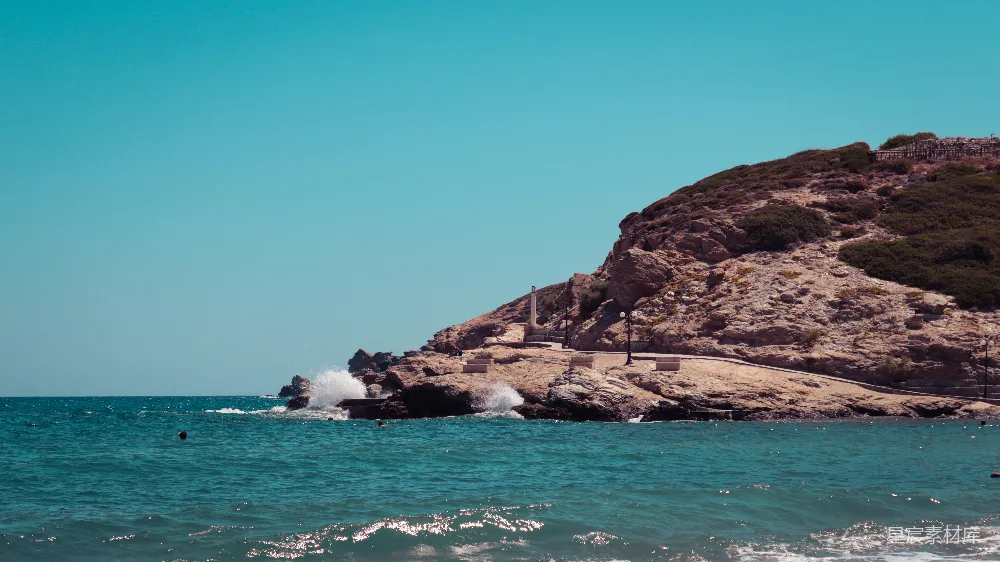 高清摄影  一个人在海洋的波浪上骑冲浪板。