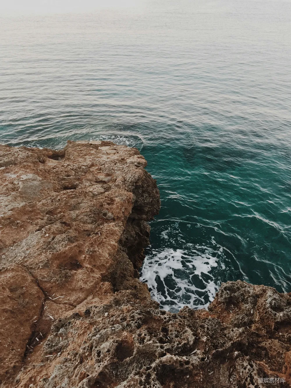 高清摄影  站在悬崖边俯瞰海洋的人