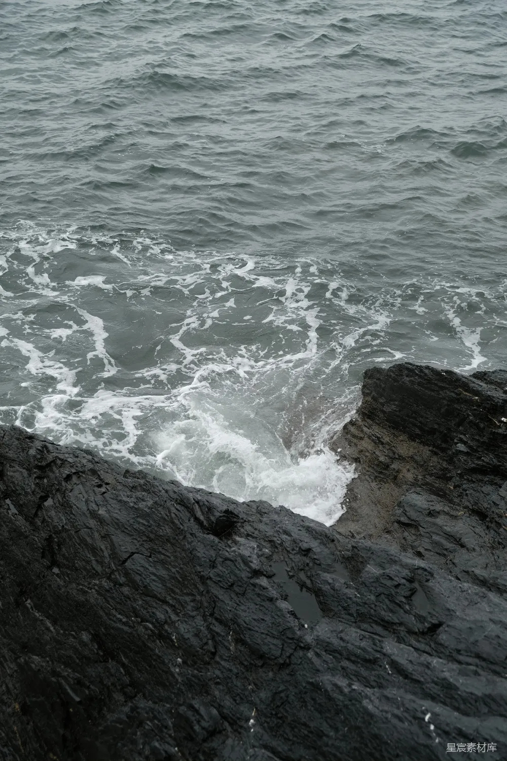 高清摄影  海浪拍打着岩石