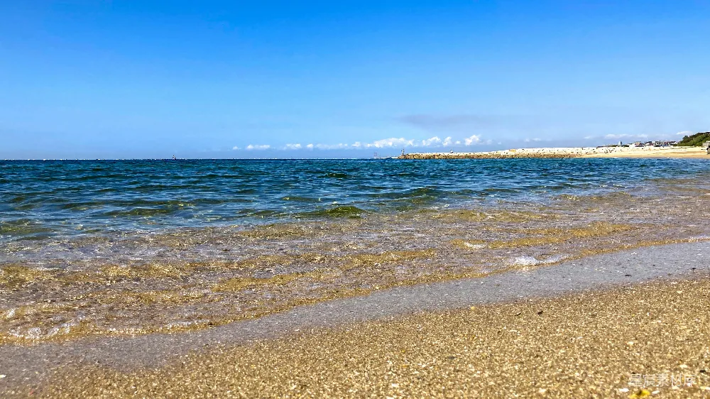 高清摄影  蓝天下的蓝色大海在白天。
