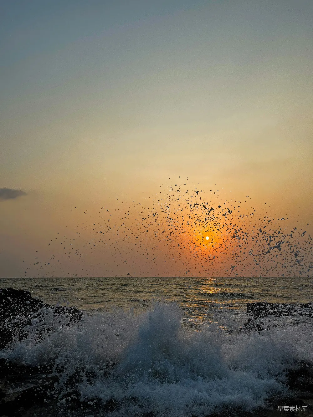 高清摄影  夕阳正照在海面上，空中飞舞着鸟儿。