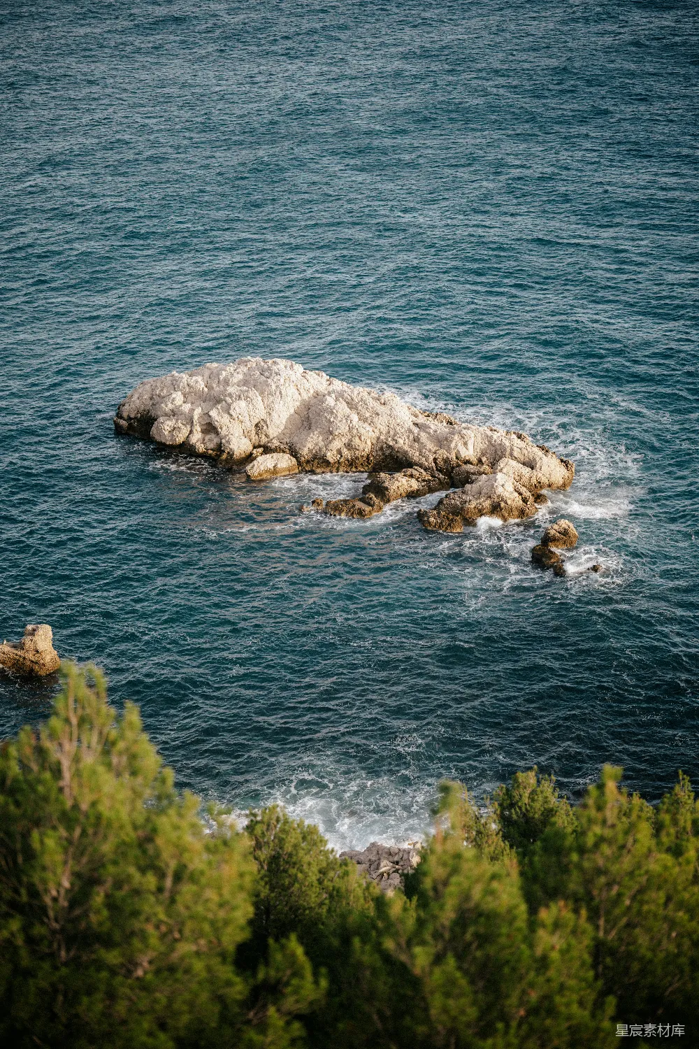 高清摄影  一块岩石在水体中间露出水面。