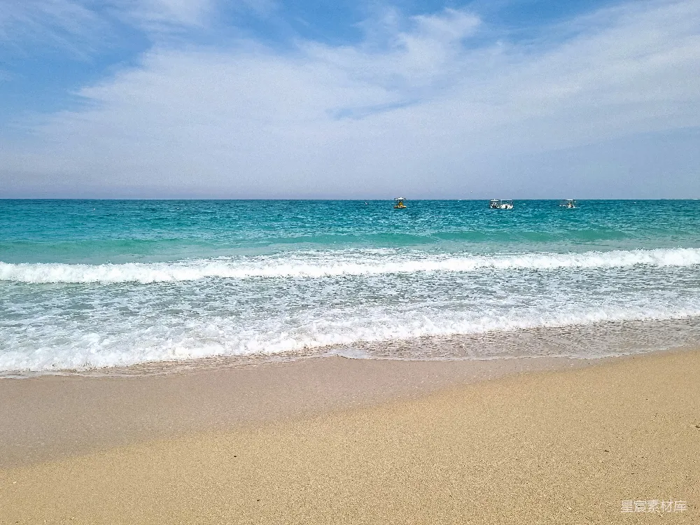 高清摄影  一个沙滩，海浪拍打着岸边。