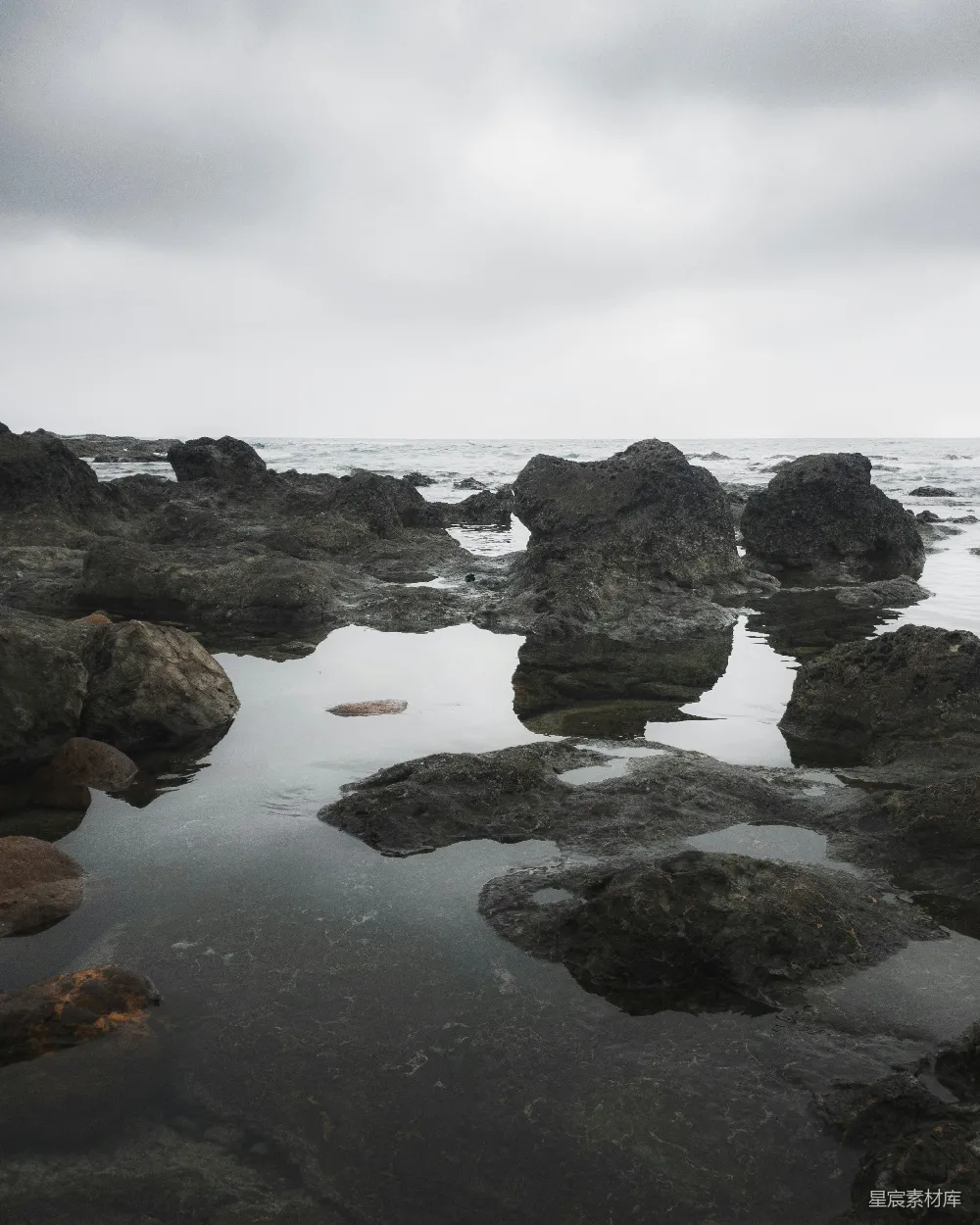 高清摄影  岩石海滩，海浪拍打着