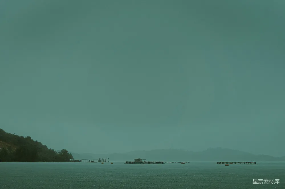 高清摄影  平静的海面，远处的岛屿在湛蓝的天空下