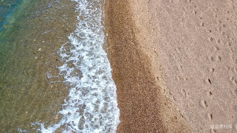 高清摄影  一个沙滩上波浪翻滚。