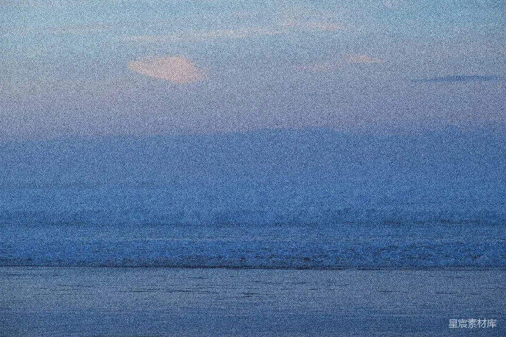 高清摄影  在海洋中，一个人正骑着冲浪板冲浪。