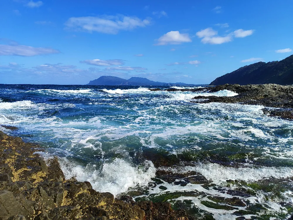 高清摄影  一片被岩石海岸环绕的水域