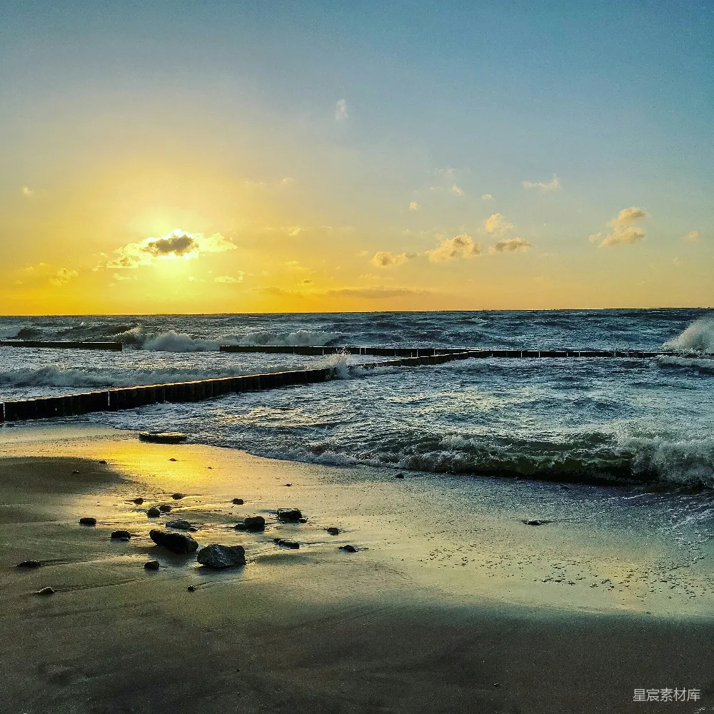高清摄影  海浪在夕阳下拍打着海岸。
