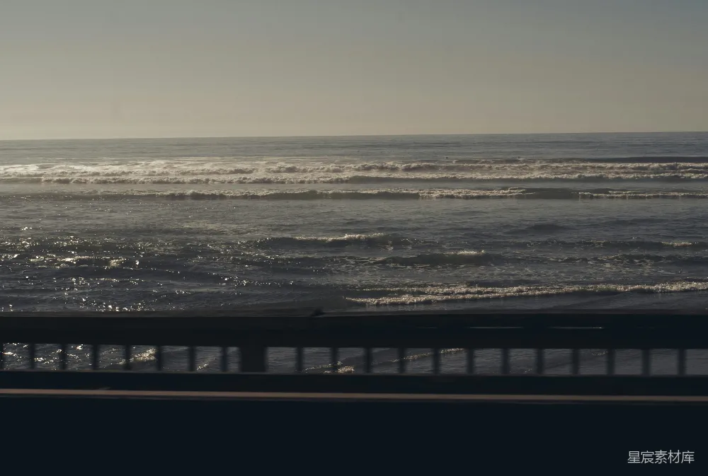 高清摄影  白天海浪拍打着沙滩的场景