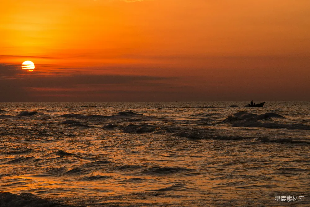 高清摄影 壁纸 夕阳正缓缓落下，海面上有一艘小船。