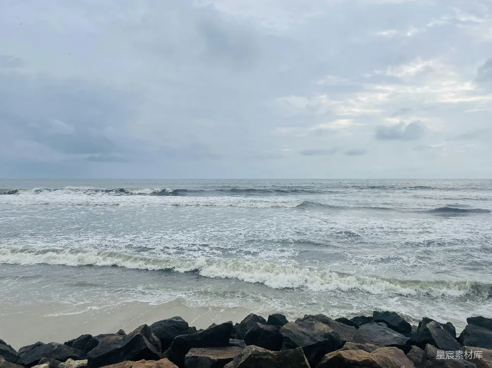 高清摄影  从岩石海滩看海景