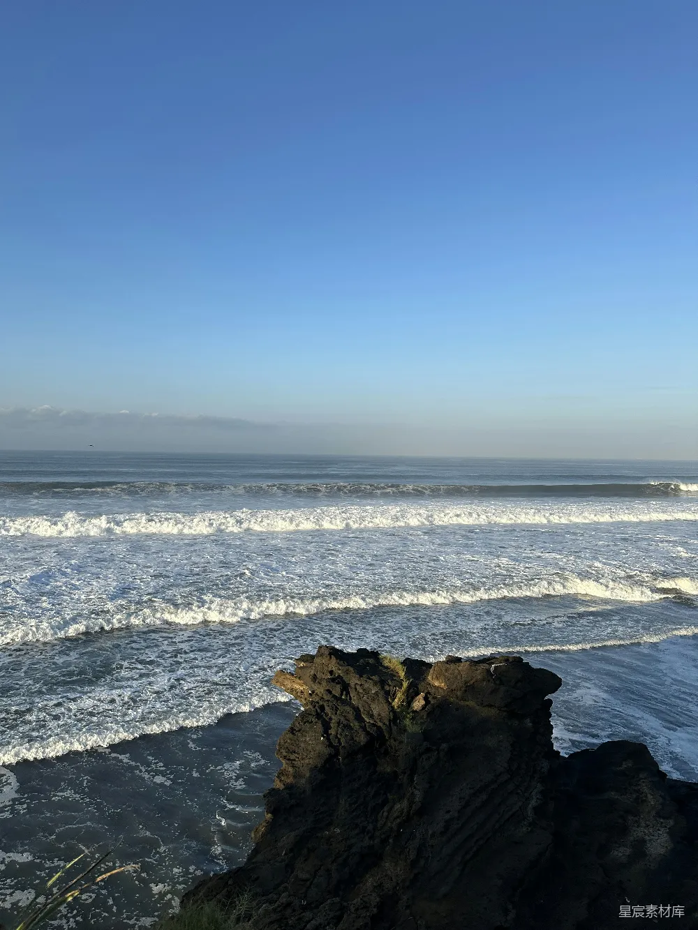 高清摄影  海浪拍打着岩石海岸线。