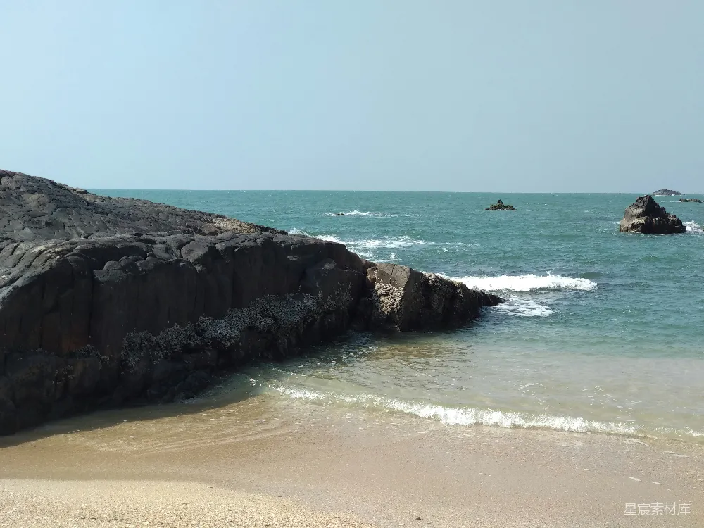 高清摄影  白天海浪拍打海岸的景象