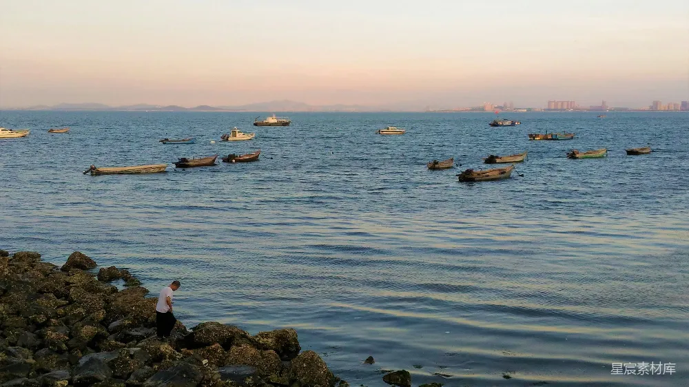 高清摄影  一群船漂浮在一大片水域上