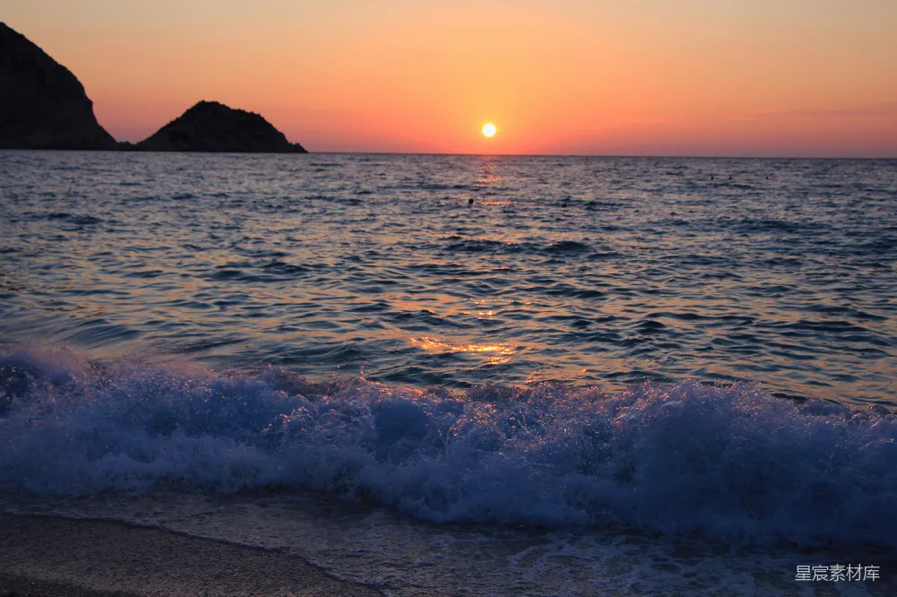 高清摄影  夕阳背景下的一片水域
