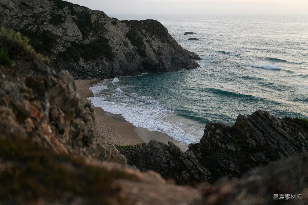 高清摄影  从岩石悬崖上看海景