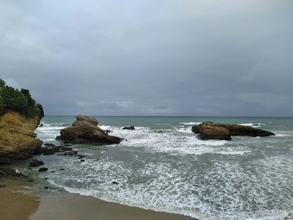 高清摄影 自然 一个有岩石和海水的海滩