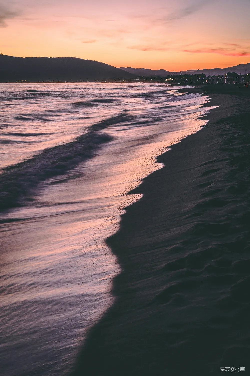 高清摄影 自然 海浪拍打着海滩，夕阳西下。