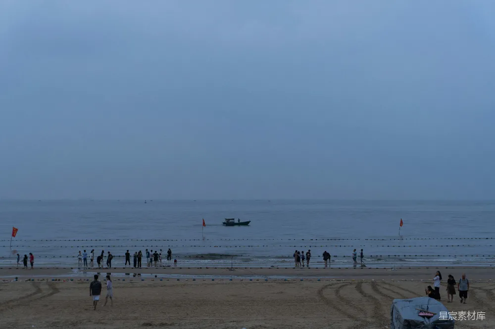 高清摄影 自然 一群人在海滩上。
