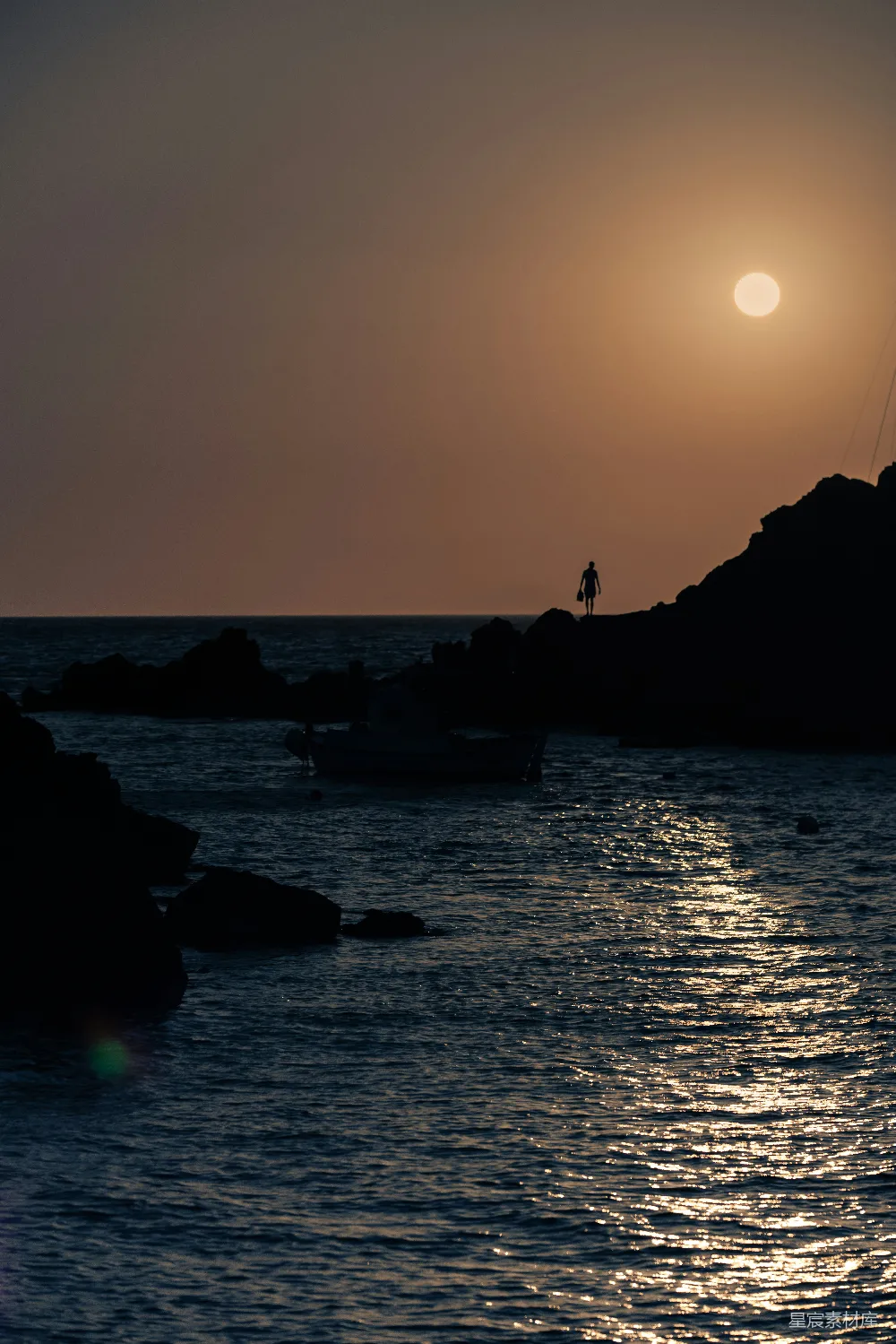 高清摄影 旅行 自然 壁纸 夕阳正映照着水面落下。