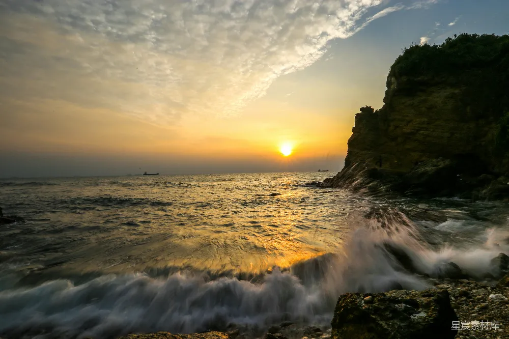 高清摄影  白天，海浪拍打着海岸。
