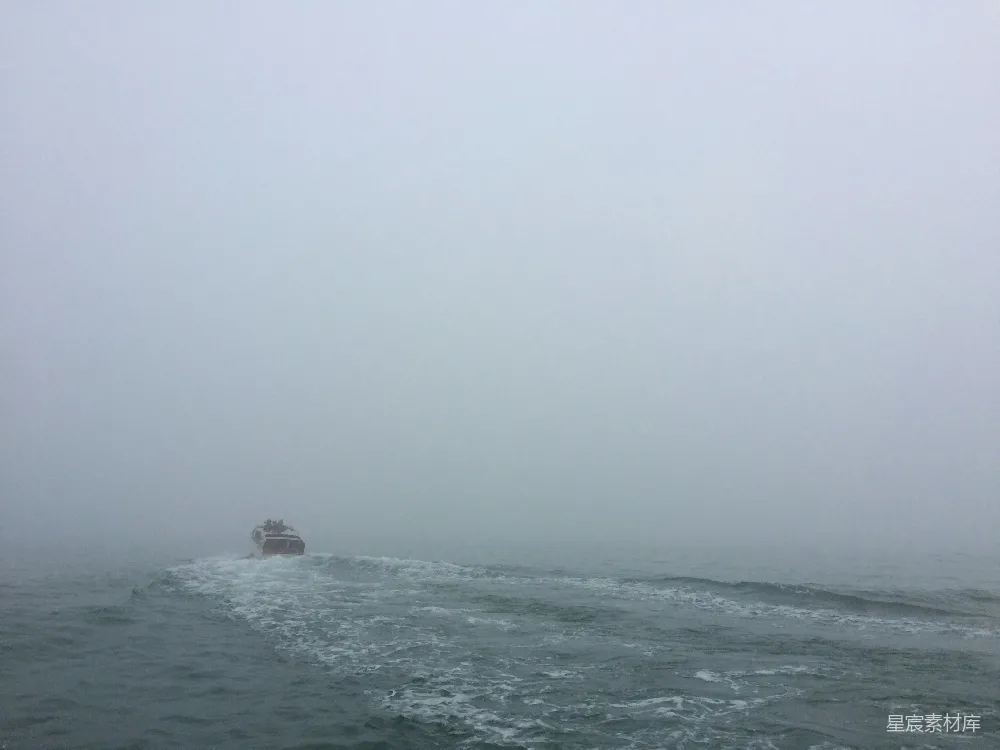 高清摄影  船在海洋中