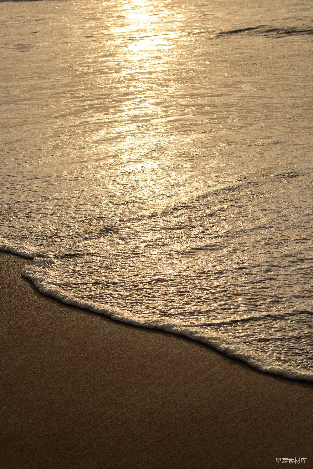 高清摄影  一个人带着冲浪板在海滩上行走