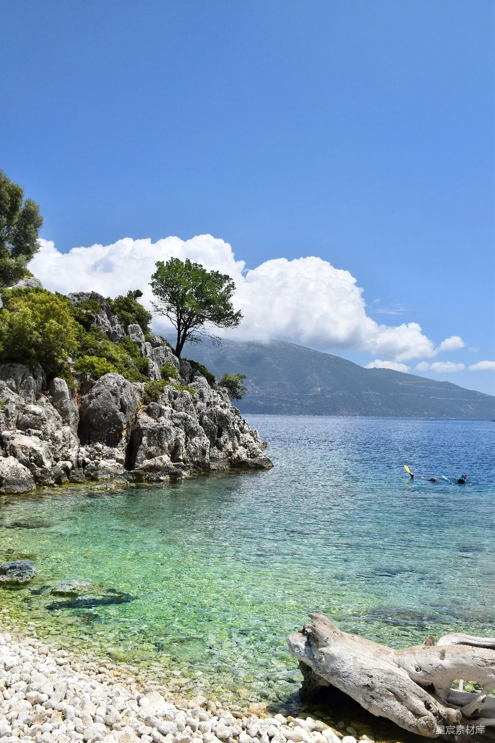 高清摄影  岩石山脉附近的海滩摄影