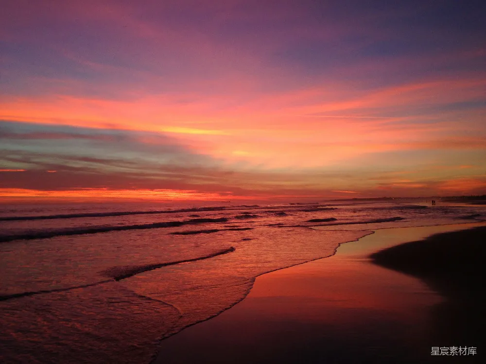高清摄影  海浪拍打在海岸边，夕阳西下。